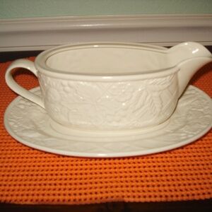 White Mikasa English Countryside Gravy Boat & Saucer Plate 2-Piece Set